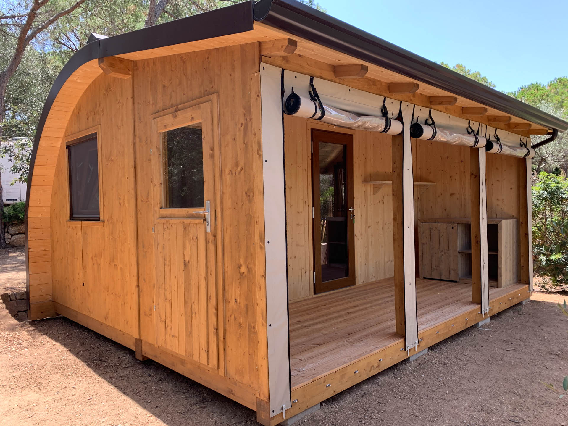 Valorizza il tuo campeggio con l'esclusivo Arco camping Pod e la sua veranda esterna. Un mix sorprendente di design innovativo e relax all'aria aperta, offrendo agli ospiti un'esperienza accogliente e unica immersa nella bellezza naturale."