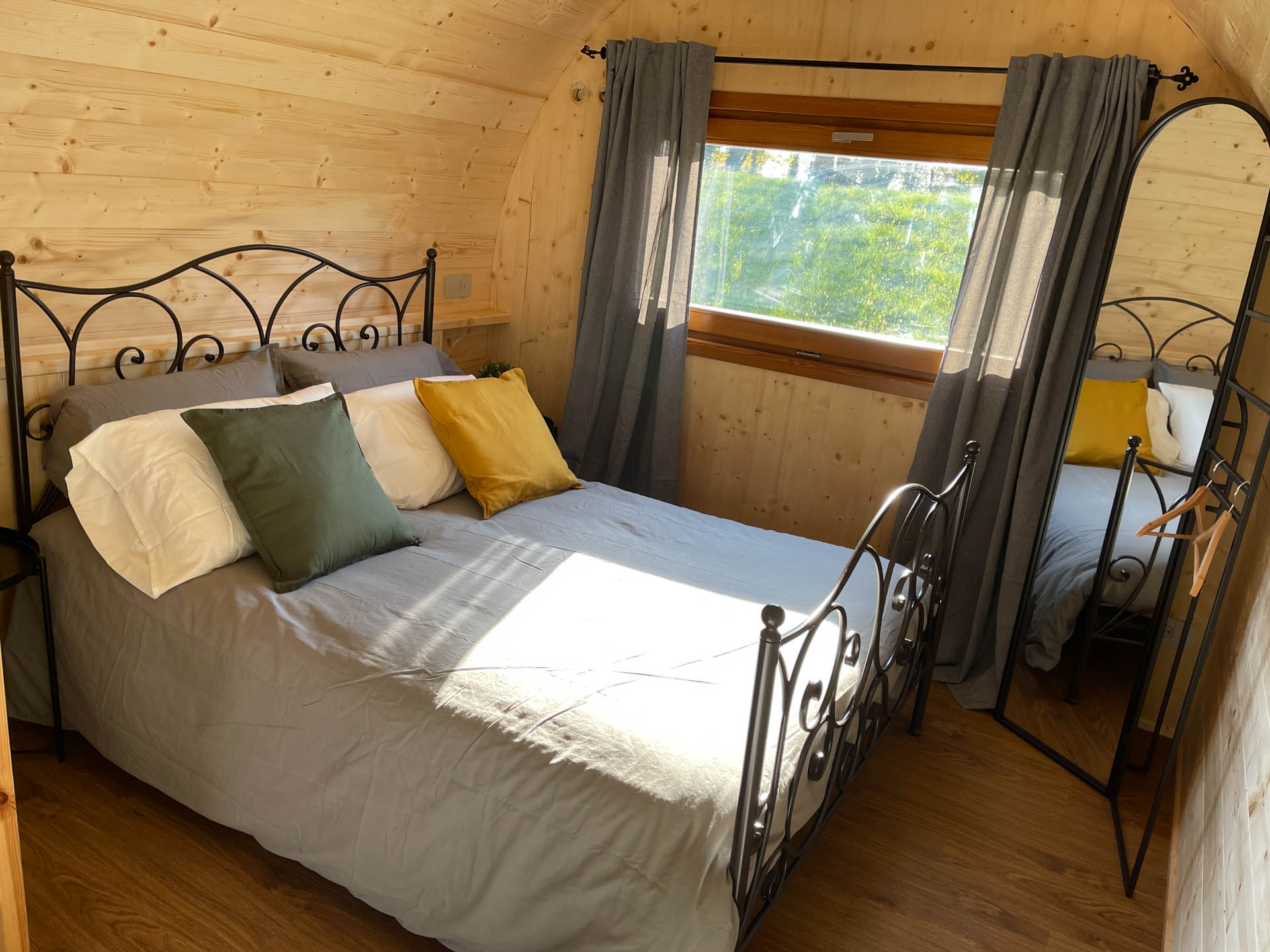 "Scegli la nostra esclusiva Camping Pod Suite come l'opzione ideale per le coppie in cerca di una fuga romantica nel vostro campeggio. Con ogni comfort pensato per un soggiorno perfetto, regalerete ai vostri ospiti un'esperienza indimenticabile nel cuore della natura."